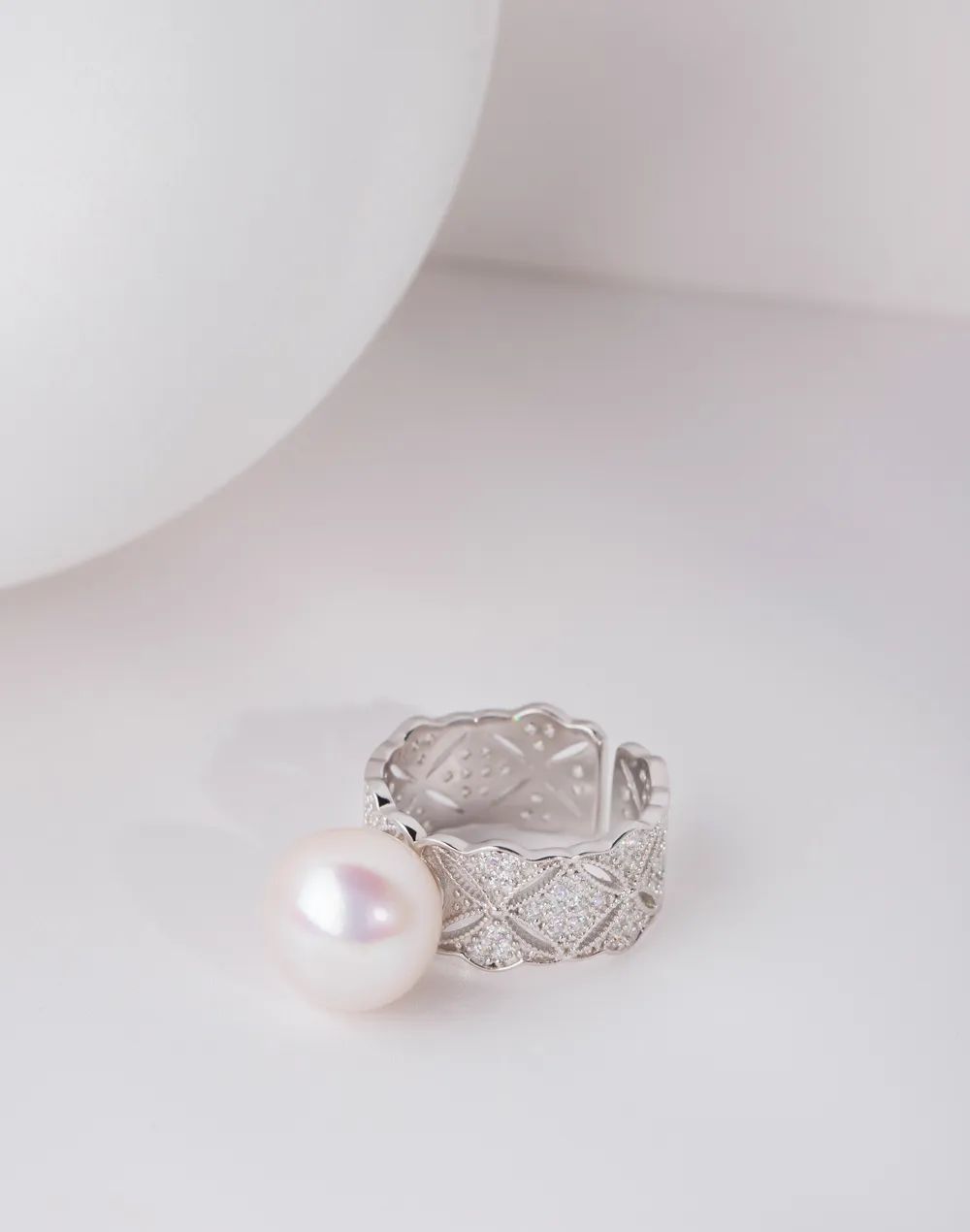 2024最新款戒指,探索小巷中的寶藏，2024最新款戒指