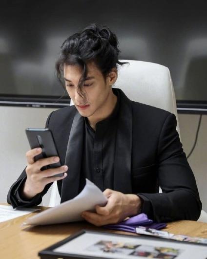 張演員男的舞臺與熒屏之旅，學習成長與自信光芒的展現